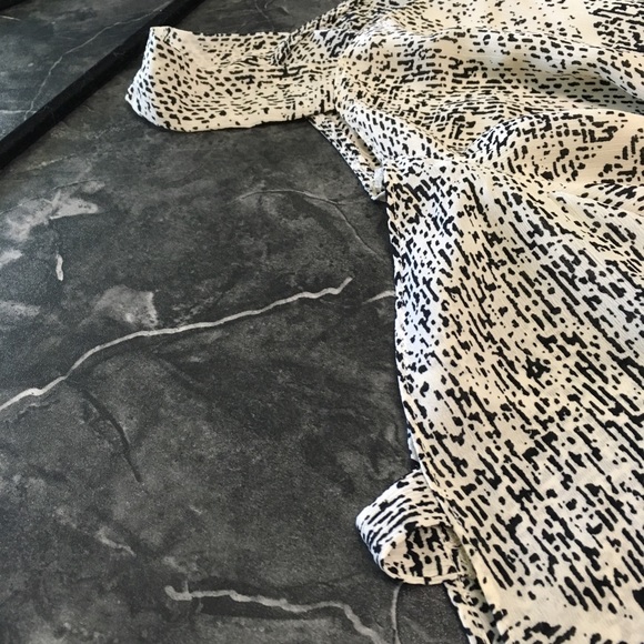 Juicy Couture Cream / Black Cold Shoulder Top Sz M - Picture 5 of 8